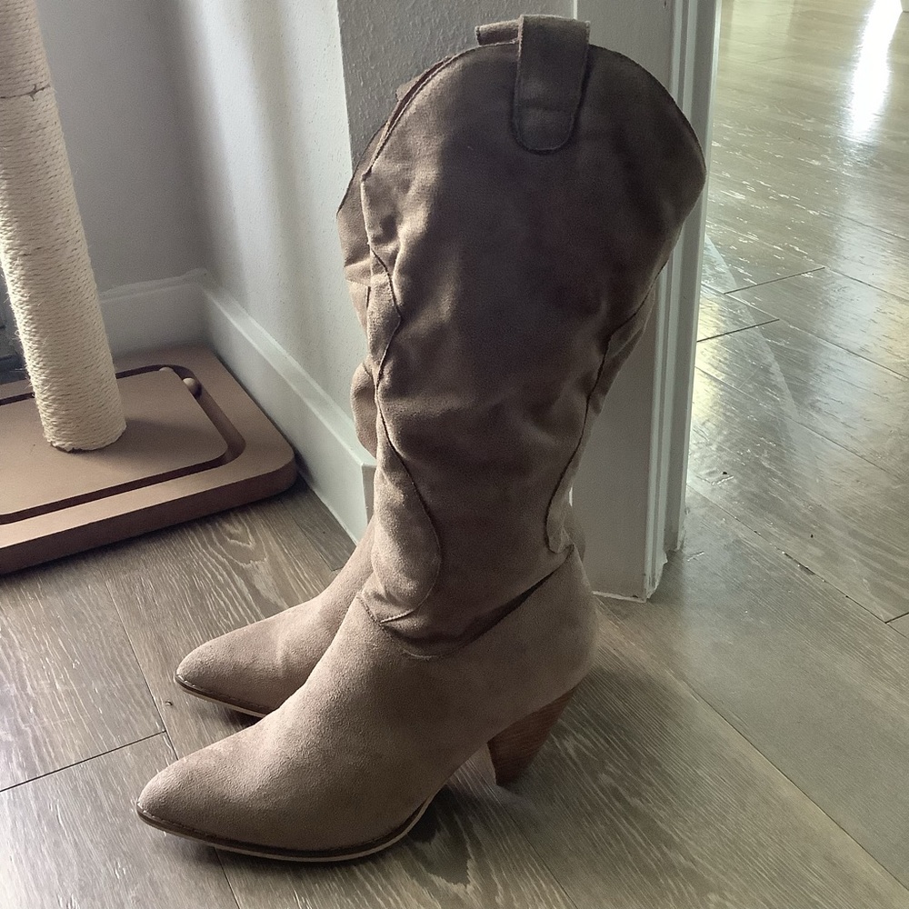 Women’s Tan Suede Pointed-Toe Western Boots - Stylish Mid Heel 8.5